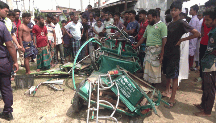 ময়মনসিংহে ট্রাপচাপায় অটোরিকশা দুমড়ে-মুচড়ে ৩ যাত্রী নিহত