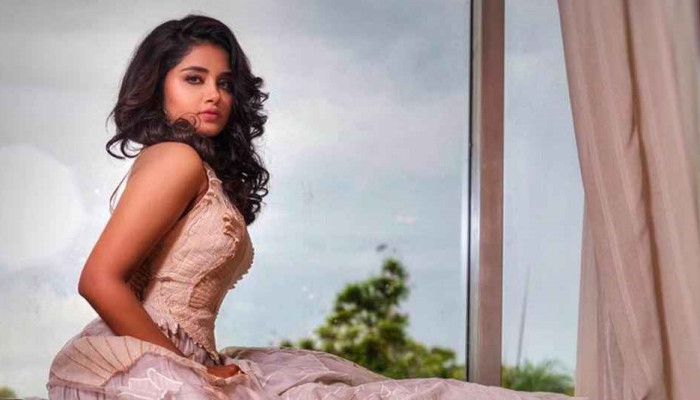 প্রেমে বিচ্ছেদের পর অভিনেতাকে জুতাপেটা করলেন অভিনেত্রী!
