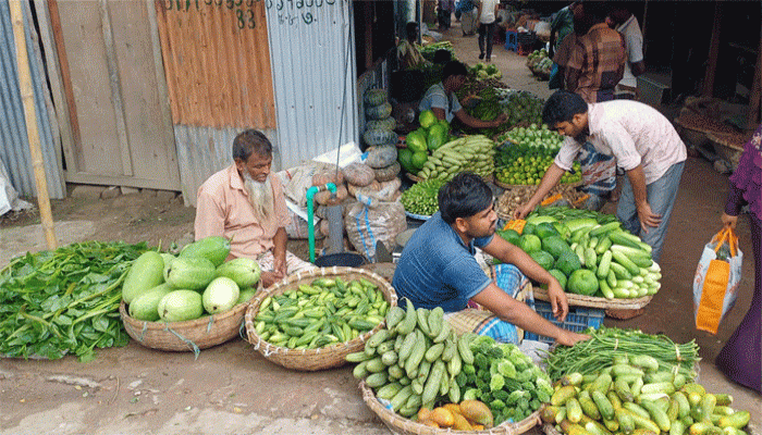 টানা বৃষ্টিতে তানোরে সবজির দাম ঊর্ধ্বমুখী, চাপে নিম্ন আয়ের মানুষ
