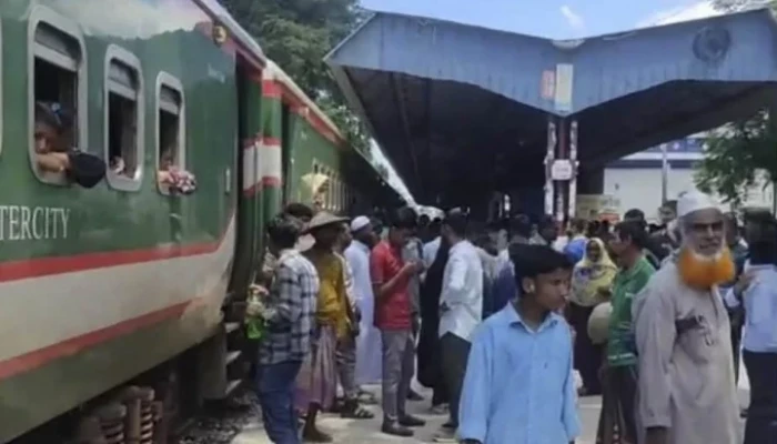 দুই যাত্রীকে ছুরিকাঘাতের অভিযোগে উত্তেজনা, যাত্রীবাহী ট্রেন রেখে পালিয়েছে সব স্টাফ