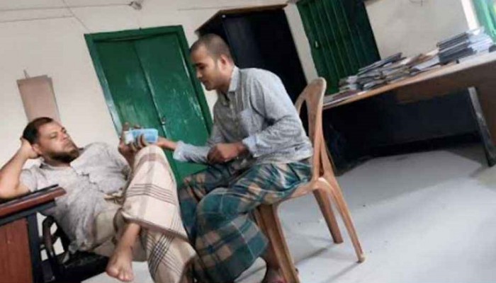 পাথরঘাটায় সাংবাদিক গেলেন জেলের ছদ্মবেশে, পুলিশ নিলো ঘুষ