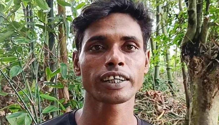 নেত্রকোণায় ঘরে ঢুকে ছেলের গলাকাটা মরদেহ দেখলেন মা