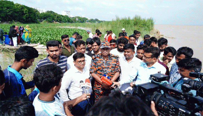 রাজশাহীতে পদ্মা নদীতে নৌকাডুবি: ঘটনাস্থল পরিদর্শন করলেন রাজশাহী সিটি কর্পোরেশনের প্রতিনিধি দল