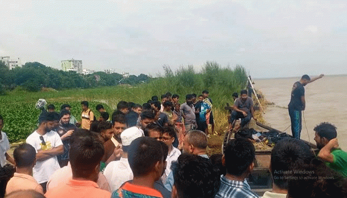 পদ্মায় নৌকাডুবি: ৬ জন উদ্ধার, বাবা-ছেলে নিখোঁজ