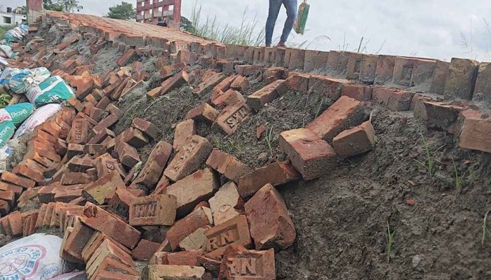 চার বছর ধরে নির্মাণের পর উদ্বোধনের আগেই ধস পড়ল চার কোটি টাকার সড়ক 