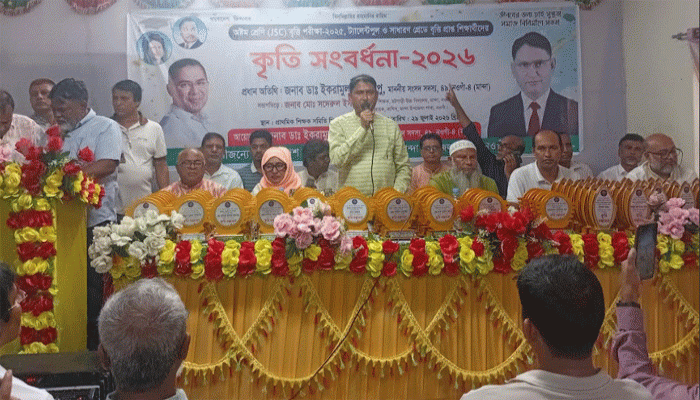 মান্দায় কৃতিত্ব অর্জনকারী শিক্ষার্থীদের সংবর্ধনা প্রদান