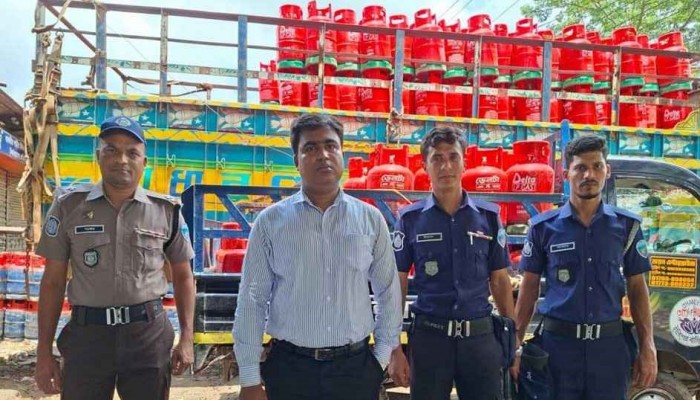চাঁদপুরে ভোক্তা অধিকারের অভিযান  চালিয়ে ২ প্রতিষ্ঠানকে জরিমানা