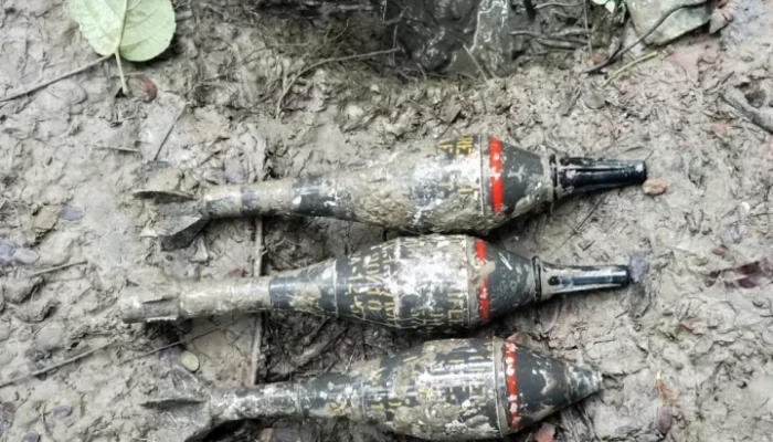 সড়ক খুঁড়তে গিয়ে মিললো ৩টি মর্টার শেল