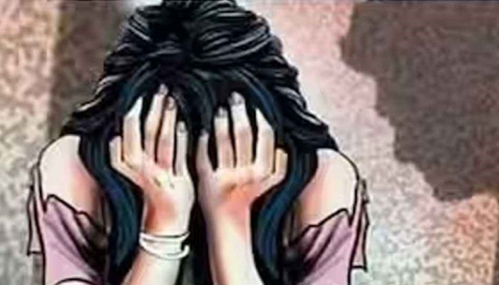 মেয়েকে ধর্ষণের অভিযোগে বাবা গ্রেপ্তা