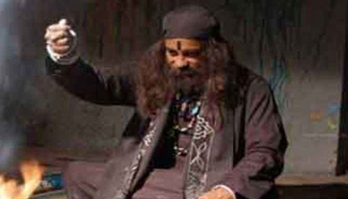 সাপে কাটা গৃহবধূকে ওঝার বাড়িতে নিয়ে ঝাড়ফুঁক