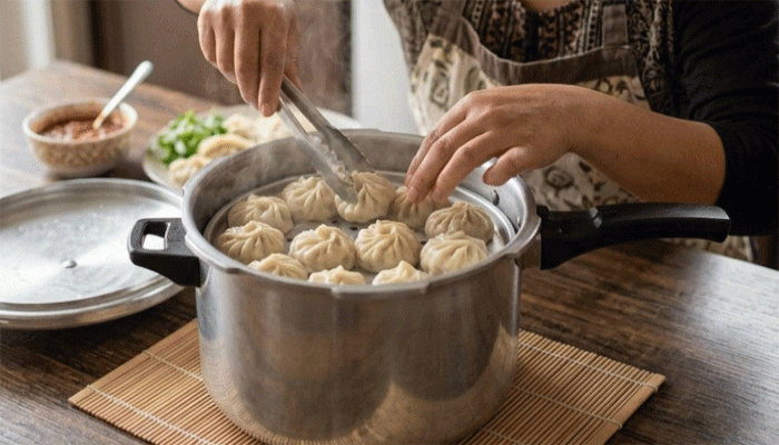 নরম তুলতুলে মোমো বানিয়ে নিন প্রেশার কুকারেই