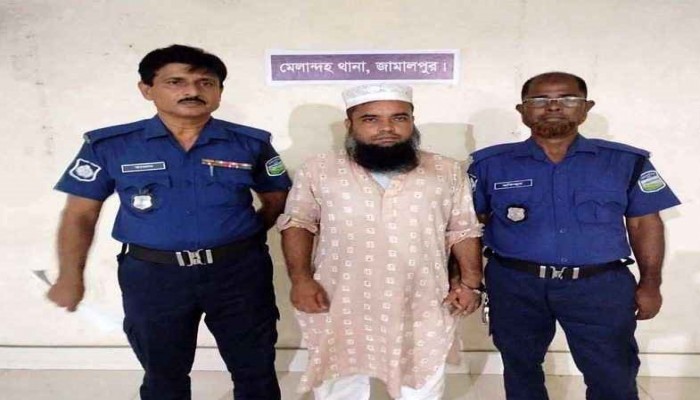 প্রবাসীর স্ত্রীর গোসলের ভিডিও করে ধরা শফিকুল