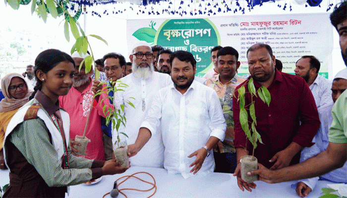 শিরোইল কলোনি উচ্চ বিদ্যালয়ে বৃক্ষরোপণ ও শিক্ষার্থীদের মাঝে গাছের চারা বিতরণে রাসিক প্রশাসক