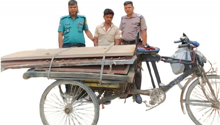 চন্দ্রিমা থানার অভিযানে চোরাই মালামালসহ যুবক গ্রেপ্তার