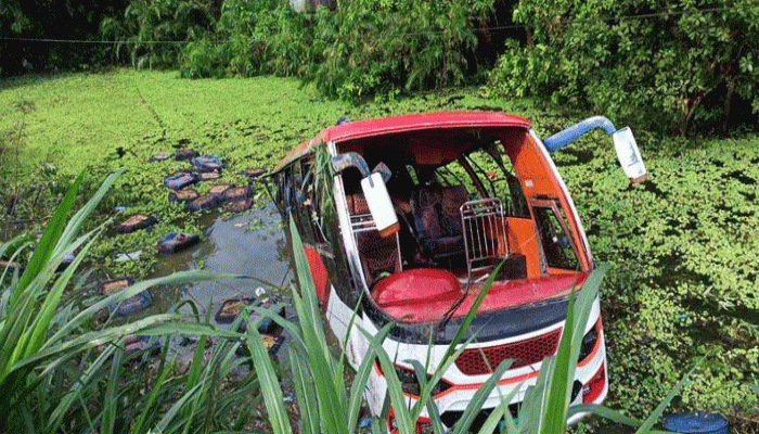 নিয়ন্ত্রণ হারিয়ে খাদে উল্টে পড়ল যাত্রীবাহী বাস