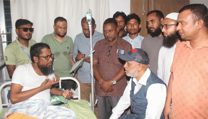 বগুড়ায় অসুস্থ রোগীদের দেখতে হাসপাতালে সাবেক এমপি লালু