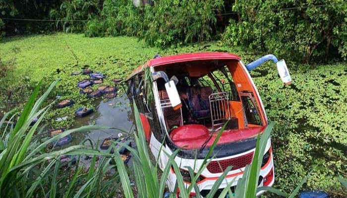 ভাঙ্গায় যাত্রীবাহী বাস খাদে উল্টে আহত ২০