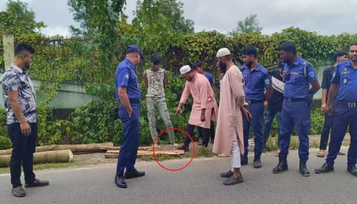 টেকনাফে চলন্ত বাসে দিনদুপুরে ডাকাতি, যাত্রীকে ছুরিকাঘাত