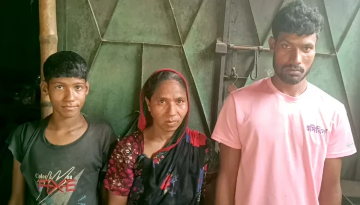 চার প্রতিবন্ধী সন্তানকে নিয়ে মায়ের আর্তনাদ