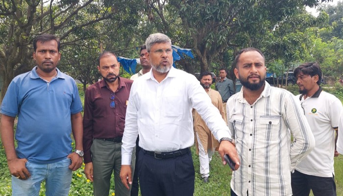 পবার বসুয়ায় কবরস্থানের সংকট নিরসনে আরডিএ চেয়ারম্যানের পরিদর্শন