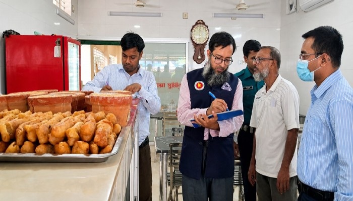 রাজশাহীতে বিএসটিআই’র অভিযানে অলিম্পিয়া সুইটসকে জরিমানা
