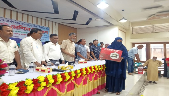 আত্মনির্ভরশীল বাংলাদেশ গড়তে রাণীশংকৈলে ১২৬ অসচ্ছল নারীর হাতে সেলাই মেশিন