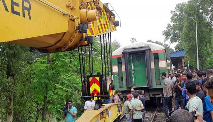 নাচোলে রেলক্রসিংয়ে ট্রেনের ধাক্কায় ট্রলিচালক নিহত