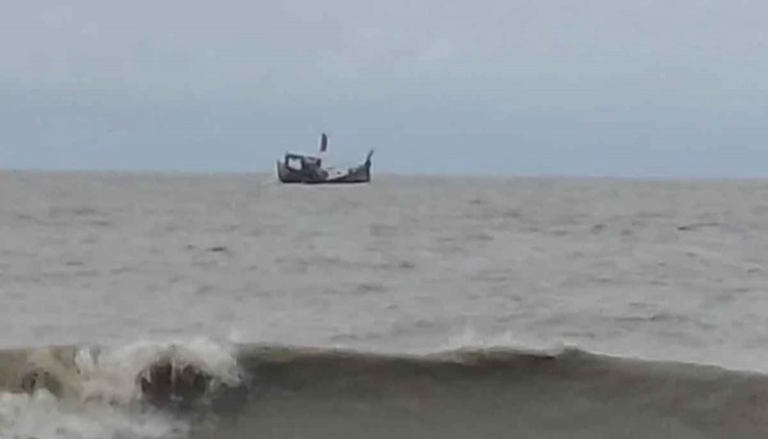 কুয়াকাটার গভীর সাগরে জলদস্যুদের হামলা, আহত ১২ জেলে