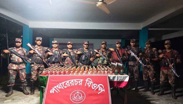 জামালপুর সীমান্তে বিজিবির পৃথক অভিযানে ১৫৬ বোতল ভারতীয় মদ ও ৯০৯ পিস কসমেটিকস উদ্ধার