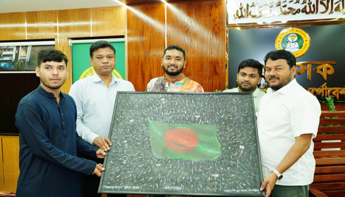 রাসিক প্রশাসককে জুলাই গণঅভ্যুত্থান সম্পর্কিত বিজয় মিছিল ক্যানভাস ছবি উপহার প্রদান