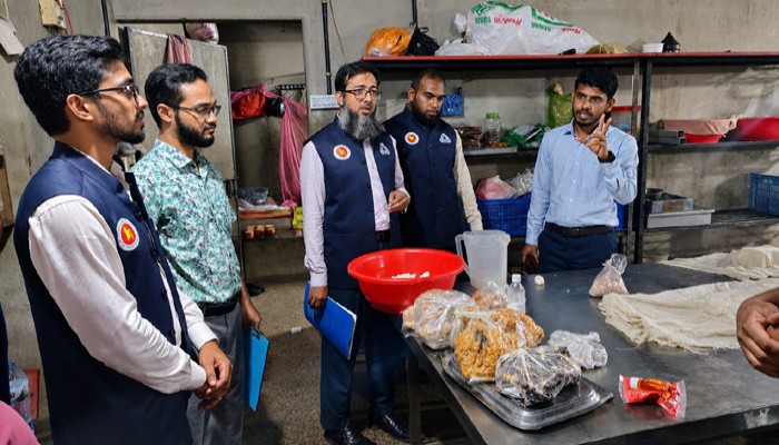 রাজশাহীতে বিএসটিআই’র অনুমোদনহীন দই, মিষ্টি ও ঘি বিক্রেতাকে জরিমানা