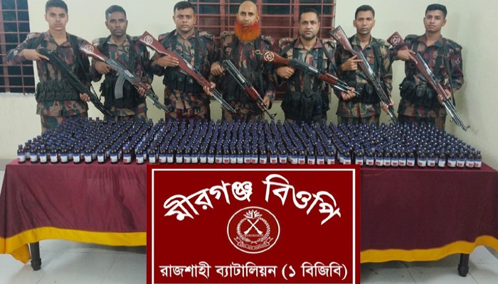 বাঘা সীমান্তে বিজিবির অভিযানে ৬৭০ বোতল ভারতীয় এসকাফ সিরাপ জব্দ