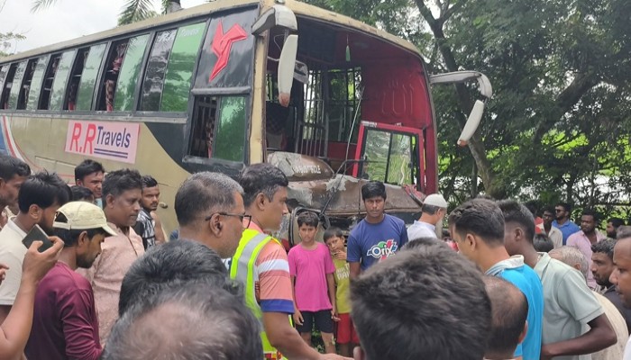 বনপাড়ায় গরুবাহী ভুটভুটি ও বাসের মুখোমুখি সংঘর্ষ, নিহত ২
