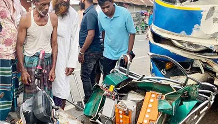 কিশোরগঞ্জে বাসের ধাক্কায় অটোরিকশা চালকসহ নিহত ২, আহত ২