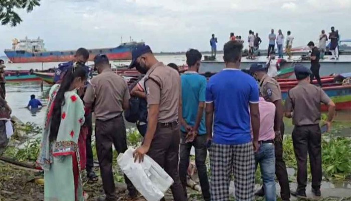 মেঘনা নদীতে অজ্ঞাত নারী-পুরুষের অর্ধগলিত মরদেহ উদ্ধার