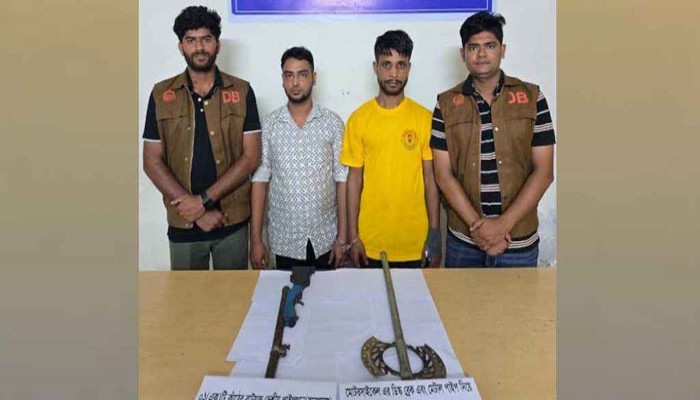 মুন্সীগঞ্জে সন্ত্রাসবিরোধী অভিযানে দেশীয় অস্ত্রসহ দুই যুবক গ্রেপ্তার