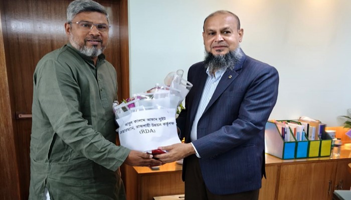 গৃহায়ণ ও গণপূর্ত মন্ত্রণালয়ের নতুন সচিব ওবায়দুর রহমানকে আরডিএ চেয়ারম্যানের ফুলেল শুভেচ্ছা
