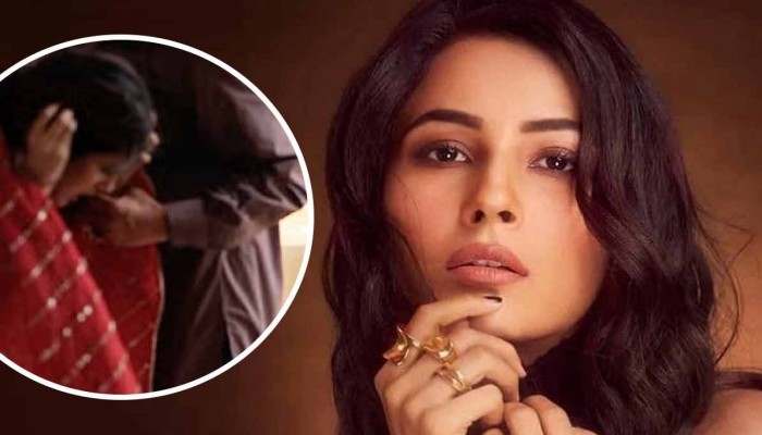 শুটিংয়ের মাঝে নথ গিলে ফেললেন অভিনেত্রী শাহনাজ গিল