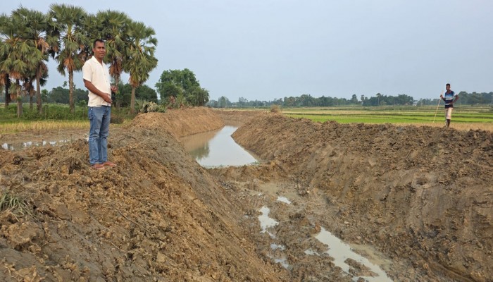 নিয়ামতপুরে খাল খননের উদ্বৃত্ত  টাকা সরকারি কোষাগারে ফেরত দিয়ে প্রশংসায় ভাসছেন ইউএনও