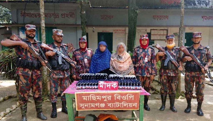 সুনামগঞ্জ সীমান্তে ৩০২ বোতল ভারতীয় ইস্কাফ সিরাপসহ দুই নারী আটক