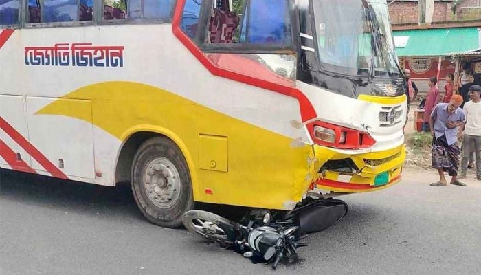 নওগাঁর পত্নীতলায় বাসের ধাক্কায় মোটরসাইকেলচালক নিহত