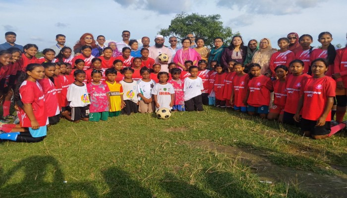 জাতীয় মহিলা ক্রীড়া সংস্থার উদ্যোগে রাণীশংকৈলের নারী ফুটবলারদের স্বপ্নে নতুন জার্সি ও বল
