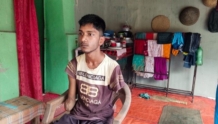 দুই হাত হারিয়েও থামেনি, মুখ দিয়ে লিখে দাখিল পাশ করলো রিয়াদ