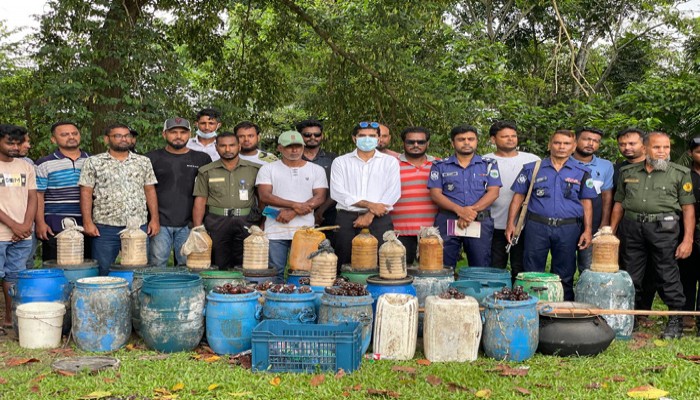 পুঠিয়ায় মাদকবিরোধী অভিযানে ২ হাজার লিটার চোলাই মদ জব্দ, ধ্বংস করল প্রশাসন
