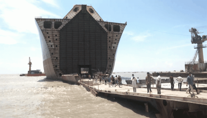 সীতাকুণ্ডে পুরোনো এলএনজি ট্যাংকার কাটার সময় বিষাক্ত গ্যাসে আক্রান্ত হয়ে ৭ শ্রমিকের মৃত্যু
