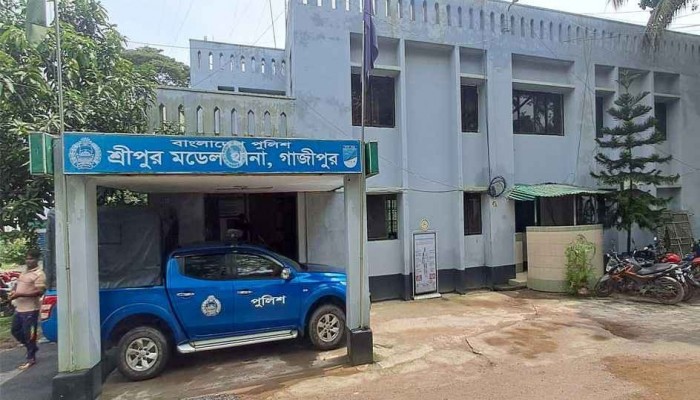 মারধরের সময় বুকে উঠেও বাবাকে বাঁচাতে পারল না শিশুকন্যা