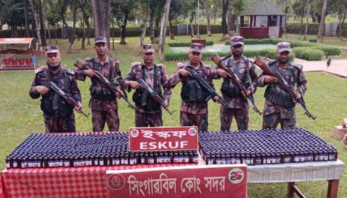 বিজিবির ধাওয়ায় বস্তা ফেলে পালাল চোরাকারবারিরা