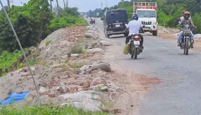 বেনাপোল-ঢাকা মহাসড়কে বাড়ছে দুর্ঘটনার ঝুঁকি, দ্রুত চার লেনের দাবি