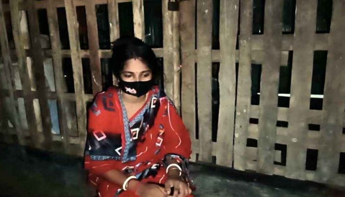 ৬ বছরের সন্তান রেখে পরকীয়া প্রেমিকের বাড়িতে নারীর অনশন