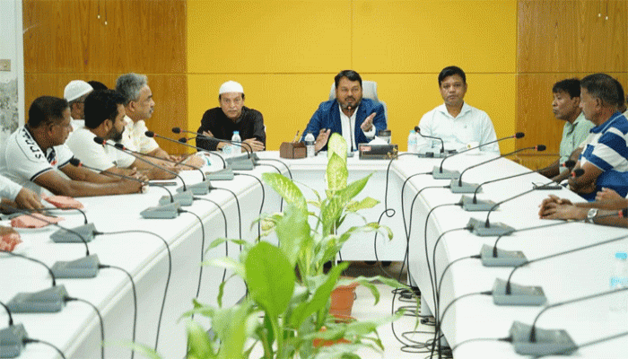জেলা প্রশাসক আন্তঃ উপজেলা গোল্ডকাপ ফুটবল প্রতিযোগিতা উপলক্ষে মহানগর ফুটবল দলের সাথে রাসিক প্রশাসকের মতবিনিময়